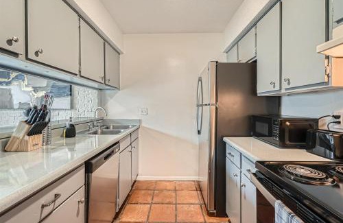 Bouldin Apartment | Your Modern King Suite Getaway - Sleeps 4 - Pool, Prkg