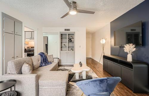 Bouldin Apartment | Your Modern King Suite Getaway - Sleeps 4 - Pool, Prkg