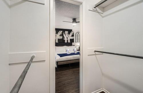 Bouldin Apartment | Your Modern King Suite Getaway - Sleeps 4 - Pool, Prkg