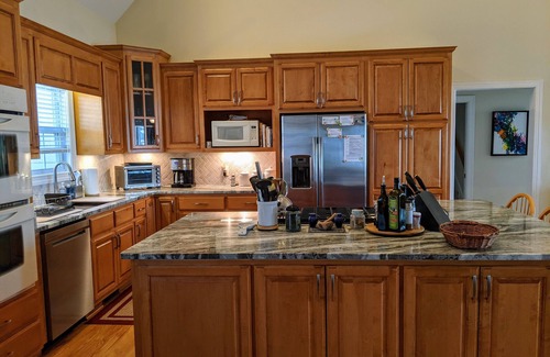 Henrico House | Idyllic 5 BR Lake Front Home with Scenic Views and Amenities