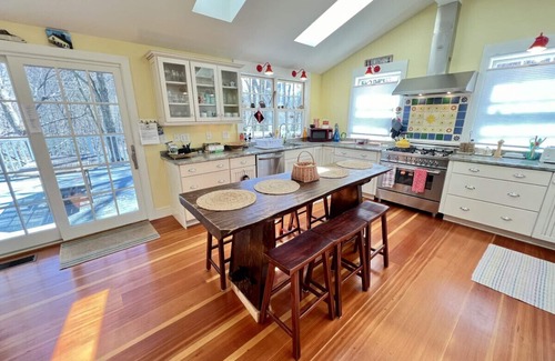 West Arlington House | Discover Your Next Peaceful Getaway with Pet-Friendly Amenities