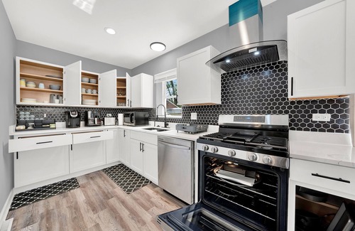 Des Plaines House | Your Ideal Vacation Retreat: Family-Friendly & Modern