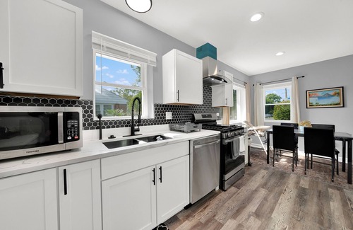Des Plaines House | Your Ideal Vacation Retreat: Family-Friendly & Modern