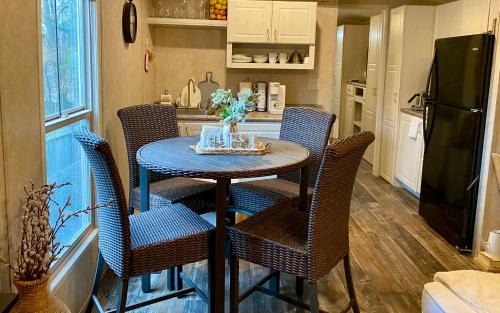 Austell House | Discover Your Own Cozy Tiny Home - Family Friendly Escape