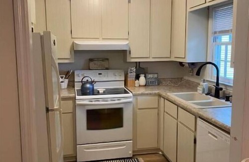 Macon House | Experience Your Own Lakehouse with Family-Friendly Amenities
