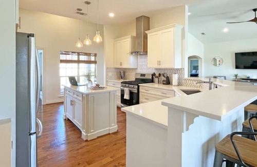Van Alstyne House | Private Farmhouse Retreat on Scenic Horse Ranch - 10/10 Rated