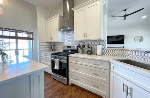 Van Alstyne House | Private Farmhouse Retreat on Scenic Horse Ranch - 10/10 Rated