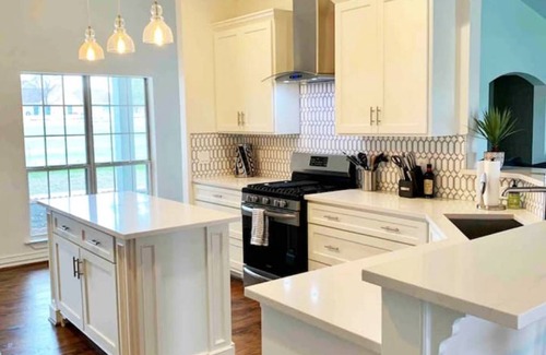 Van Alstyne House | Private Farmhouse Retreat on Scenic Horse Ranch - 10/10 Rated