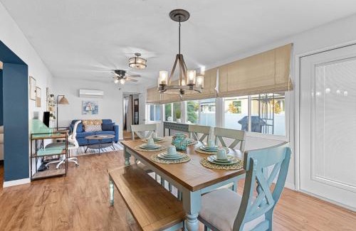 South Venice House | Idyllic Getaway in Venice - Steps from Beaches & Ocean Views