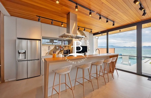 Porto Belo Villa | Relaxing Pé na Areia Retreat with Ocean Views & Pool Access
