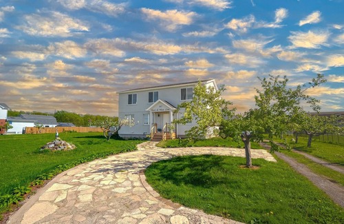Niagara-on-the-Lake House | Your Peaceful Getaway with Wi-Fi, Coffee & Fresh Veggies