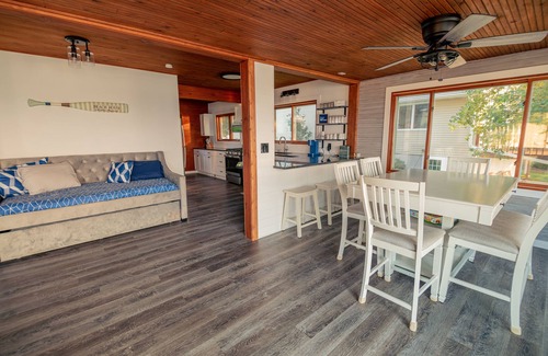 Shawano Cottage | Charming Lakefront Cottage with Spa Near Lambeau Field