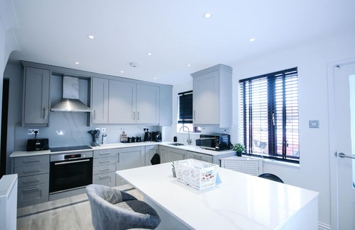 Broxbourne House | Willowdene Wonder: Your Home Away from Home with a Kitchen