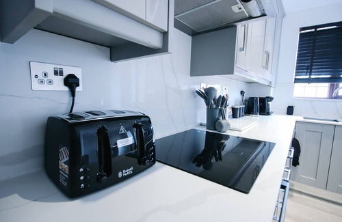 Broxbourne House | Willowdene Wonder: Your Home Away from Home with a Kitchen