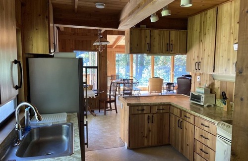 Merlin House | Family-Friendly Getaway on the Scenic Rogue River