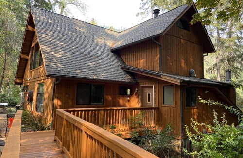 Merlin House | Family-Friendly Getaway on the Scenic Rogue River