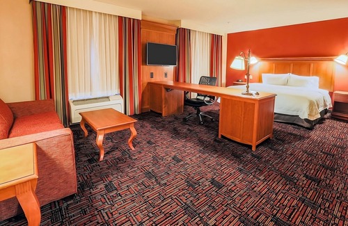 Tomball Hotel | Your Perfect Retreat: Pool, Pet-Friendly & Breakfast! 