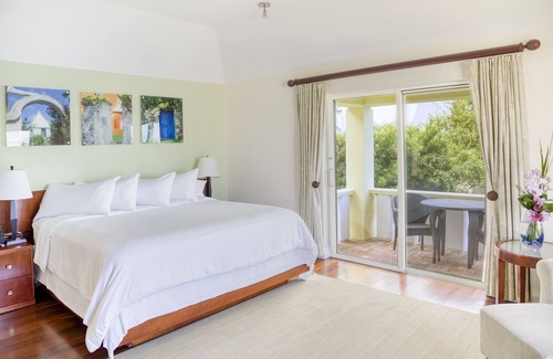 Paget Hotel | Unwind in Comfort: Outdoor Pool & Free Parking Near Barr's Bay!