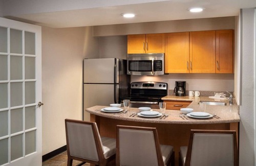 Tempe Hotel | Your Ideal Escape: Outdoor Pool, Free Breakfast & More!