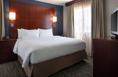 Tempe Hotel | Your Ideal Escape: Outdoor Pool, Free Breakfast & More!