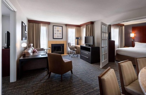 Tempe Hotel | Your Ideal Escape: Outdoor Pool, Free Breakfast & More!