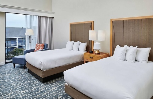 Berkeley Hotel | Discover Your Ideal Getaway with Pool Near Ripley's Museum!