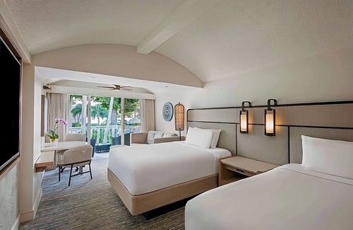 Isla Verde Hotel | Beachfront Retreat: Pet-Friendly with Outdoor Pool & Spa