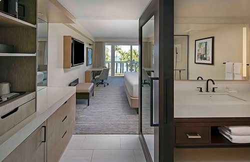 Isla Verde Hotel | Beachfront Retreat: Pet-Friendly with Outdoor Pool & Spa