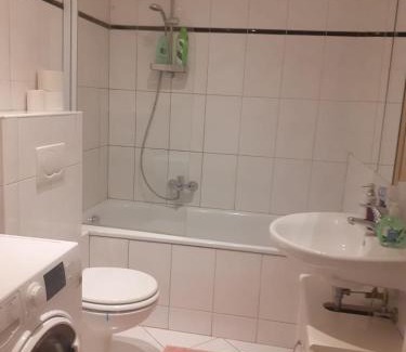 Roßau Apartment | Welcoming Sunny Retreat for Families with High Guest Ratings