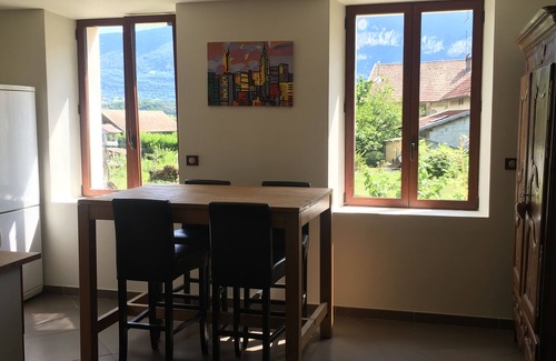Conjux Cottage | Relaxing Retreat by the Lake of Aix les Bains: Pet Friendly
