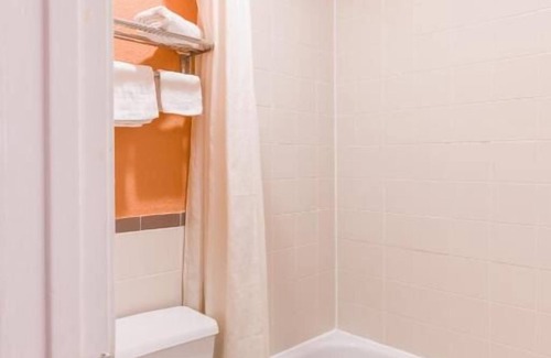 Channelview Hotel | Discover Your Texas Home in Channelview - Pet Friendly Stay!