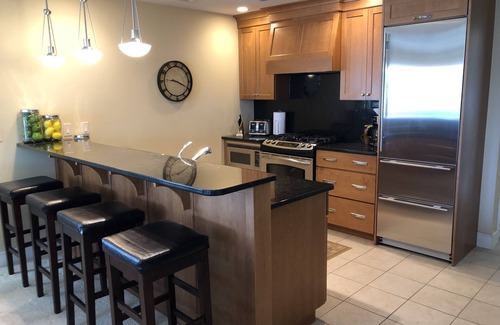 Traverse City Condo | Relaxing Beachfront Condo with Ocean Views and Hot Tub