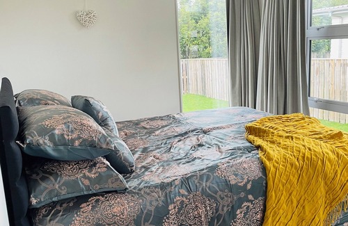 Featherston House | Unforgettable Getaway with Spa and Hot Tub Amenities