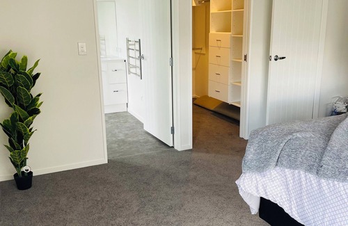 Featherston House | Unforgettable Getaway with Spa and Hot Tub Amenities
