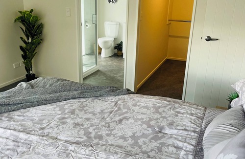 Featherston House | Unforgettable Getaway with Spa and Hot Tub Amenities