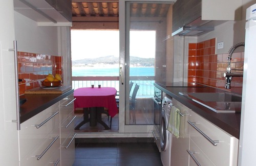 La Seyne-sur-Mer Apartment | Experience Mar Vivo: Beachfront Bliss Awaits You
