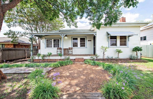 Dubbo House | Cozy Yourie Cottage with Firepit, Lush Gardens & Pets Welcome