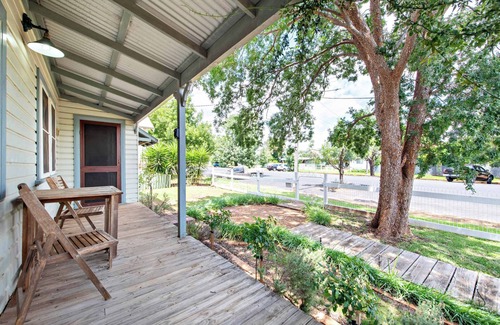 Dubbo House | Cozy Yourie Cottage with Firepit, Lush Gardens & Pets Welcome