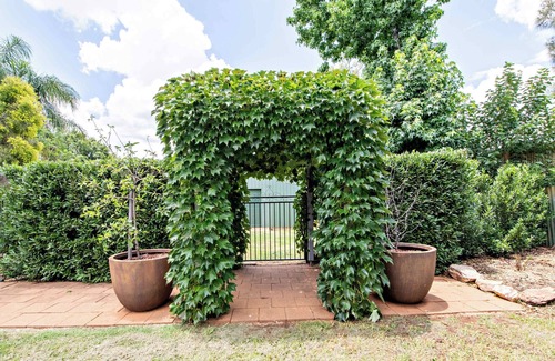 Dubbo House | Cozy Yourie Cottage with Firepit, Lush Gardens & Pets Welcome