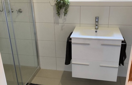 Myrtleford House | Pet-Friendly Retreat: Yours & Theirs with Great Amenities