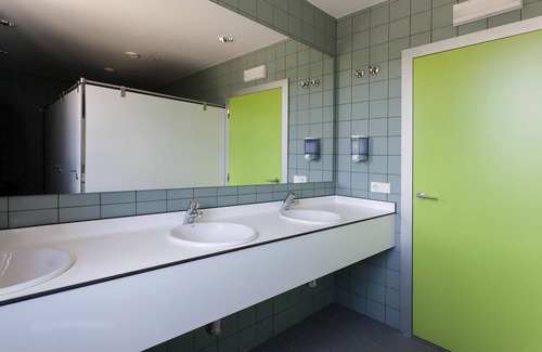 Igantzi Hostel | Discover Youth Hostel Non Stop Inn with Spa & Dining Options