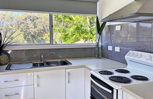 Greigs Flat House | Yowaka River Cottage: Enchanting Escape with Hot Tub & Ocean View