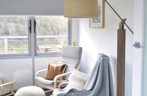 Greigs Flat House | Yowaka River Cottage: Enchanting Escape with Hot Tub & Ocean View