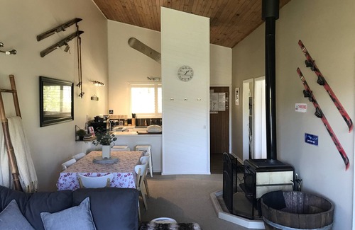 Jindabyne Apartment | Yowie Lodge: Guest Rated 9.8 with Pool & Lake Views