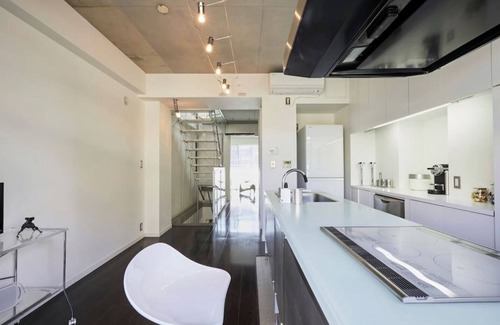 Yoyogi House | Elegant Yoyogi Architectural Design House with Breakfast & Kitchen