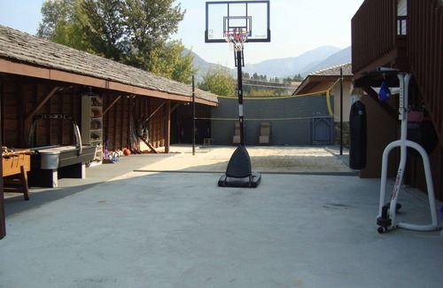 East Kootenay Apartment | Inviting Ypcfitness & Accommodations with Ocean View Pool