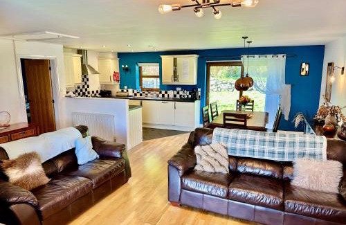 Llanddaniel Fab House | Yr Encil: 4-Star Stay with Pet and Child-Friendly Options