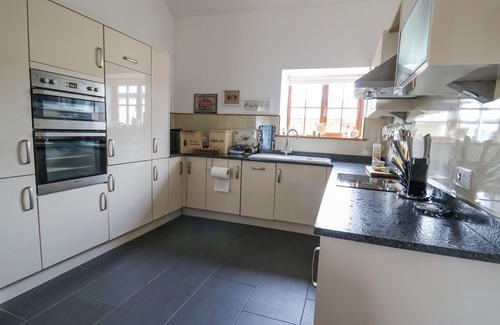 Newcastle Emlyn Cottage | Pet-Friendly YR HEN LLAETHDY with Hot Tub in Newcastle Emlyn