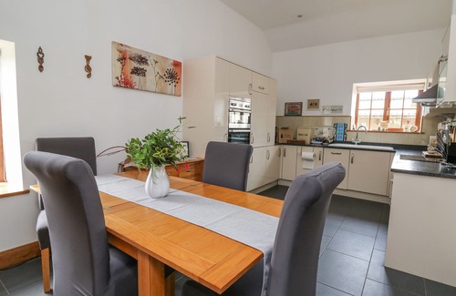 Newcastle Emlyn Cottage | Pet-Friendly YR HEN LLAETHDY with Hot Tub in Newcastle Emlyn