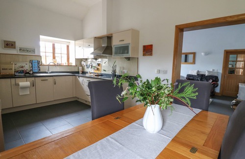 Newcastle Emlyn Cottage | Pet-Friendly YR HEN LLAETHDY with Hot Tub in Newcastle Emlyn